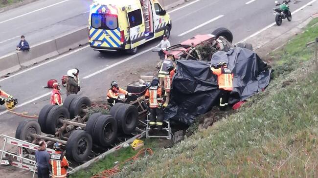 Fatal accidente en San Antonio: camión que transportaba pegamento se volcó y dejó a conductor fallecido