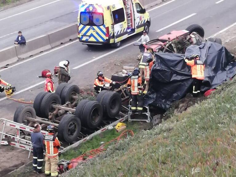 Fatal accidente en San Antonio: camión que transportaba pegamento se volcó y dejó a conductor fallecido