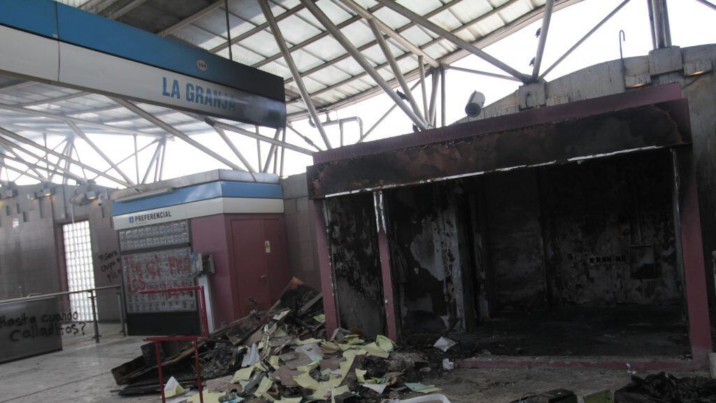 21 de Octubre del 2019/SANTIAGOen la estacion del Metro La Graja luego haber sido quemada, volvio a tener un rebrote de humo.
FOTO:AGENCIAUNO/MAURICIO MENDEZ