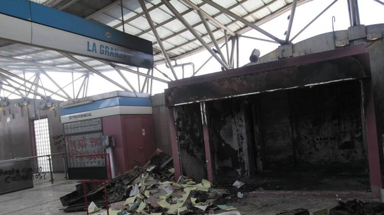 21 de Octubre del 2019/SANTIAGOen la estacion del Metro La Graja luego haber sido quemada, volvio a tener un rebrote de humo.
FOTO:AGENCIAUNO/MAURICIO MENDEZ