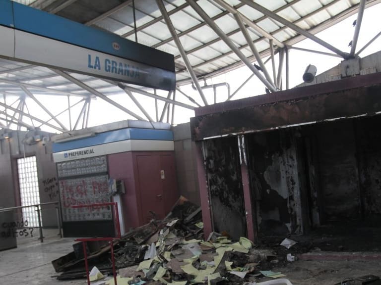 21 de Octubre del 2019/SANTIAGOen la estacion del Metro La Graja luego haber sido quemada, volvio a tener un rebrote de humo.
FOTO:AGENCIAUNO/MAURICIO MENDEZ