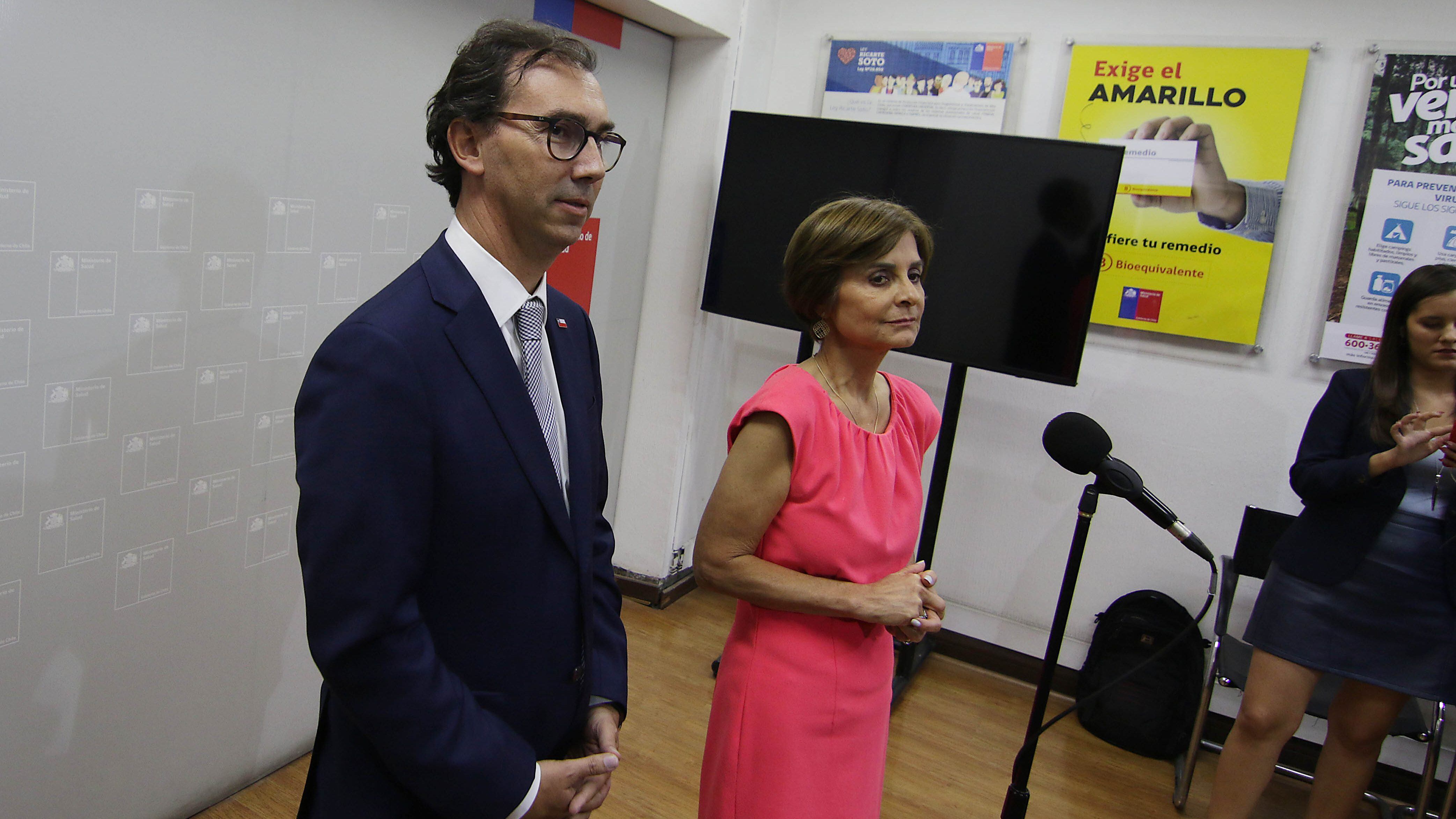 La Subsecretaria de Salud Pblica, Paula Daza (c) junto al ministro de Educacin, Ral Figueroa (i) durante en el punto de prensa en el Ministerio de Salud