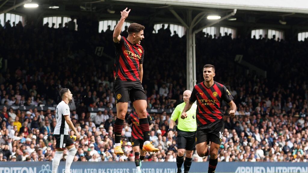 Manchester City llega a la cima de la Premier League tras imponerse al Fulham