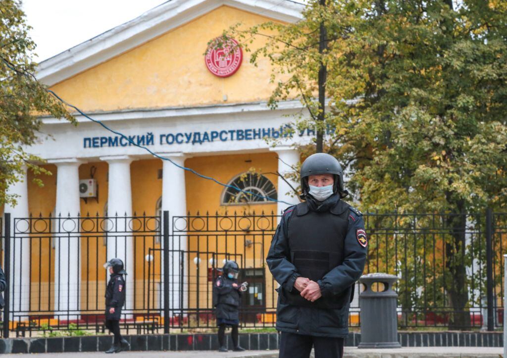 Policías custodian uno de los edificios de la Universidad de Perm