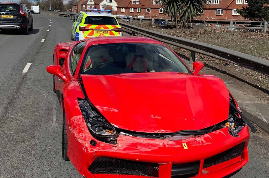 Ferrari chocado en Inglaterra