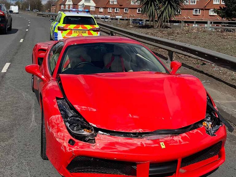 Ferrari chocado en Inglaterra