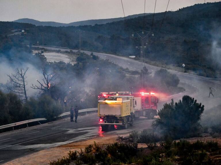 Bomberos enfrentan los incendios forestales en la frontera de Argelia y Túnez