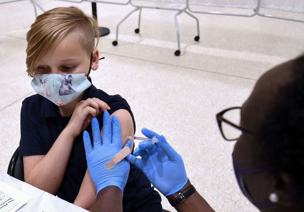 Un niño recibe una dosis de la vacuna anticovid en Estados Unidos