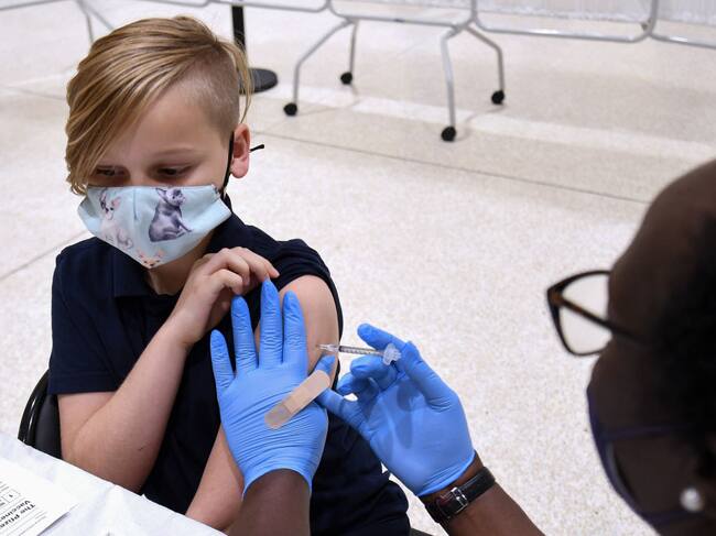 Un niño recibe una dosis de la vacuna anticovid en Estados Unidos