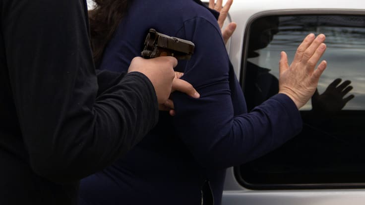 Carabineros detiene a tres sujetos tras violento asalto a una mujer