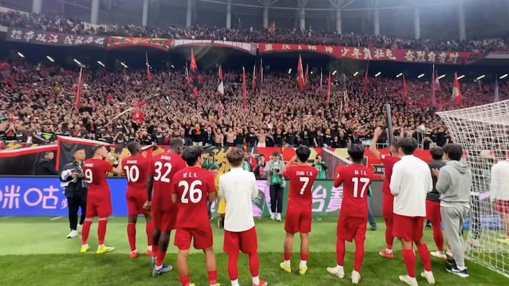 ¿El mejor país de China? Hinchas asiáticos de fútbol cantan “El pueblo unido jamás será vencido” y enloquecen a Chile