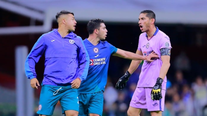 Tenso momento: arquero del Cruz Azul empuja y encara a Iván Morales en plena cancha