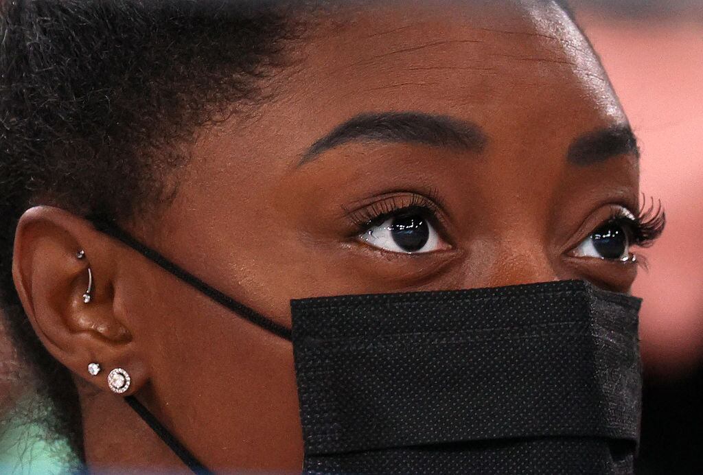 Simone Biles observa la final del all-around individual en Tokio 2020