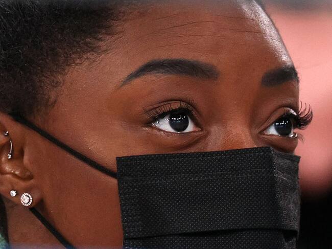 Simone Biles observa la final del all-around individual en Tokio 2020