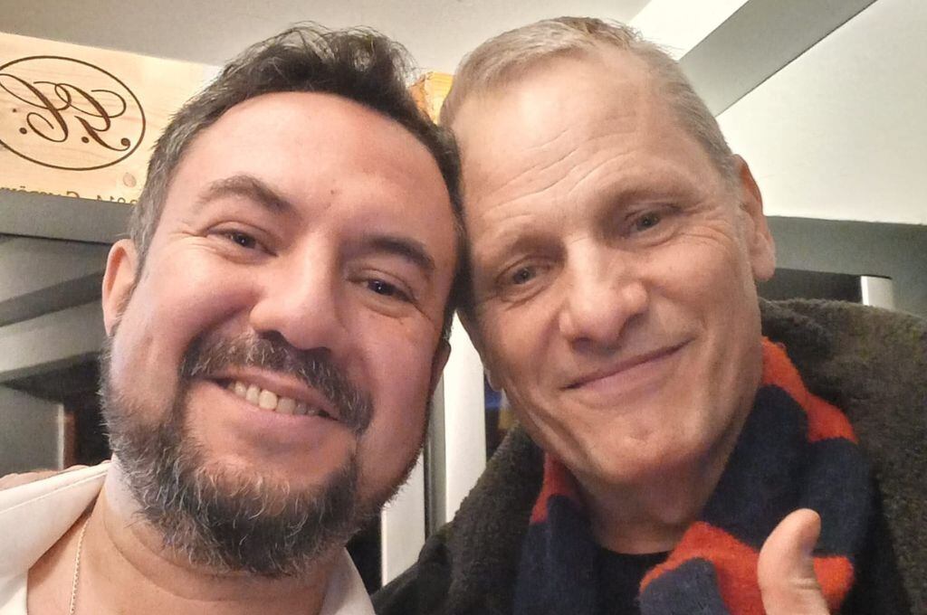 "Es muy tímido y habla muy bajito": Conocimos al chileno que se tomó selfie con Viggo Mortensen