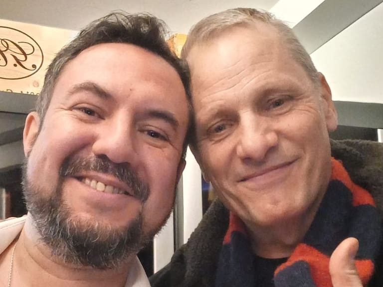 "Es muy tímido y habla muy bajito": Conocimos al chileno que se tomó selfie con Viggo Mortensen