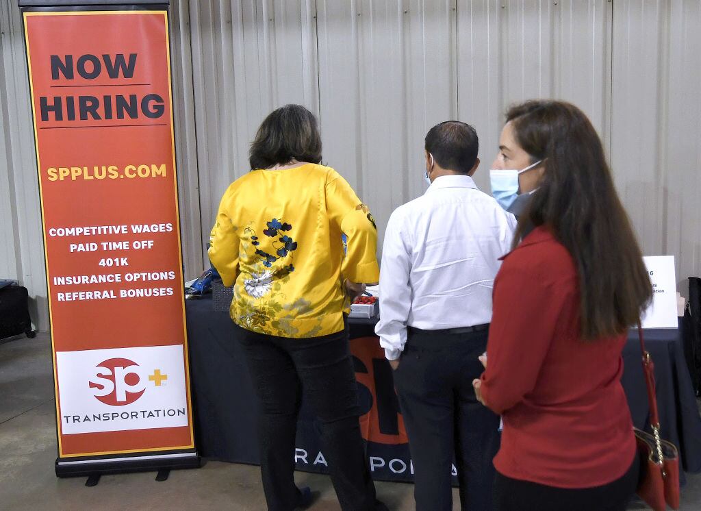 Personas buscan opciones de trabajo en una feria de empleo en Orlando