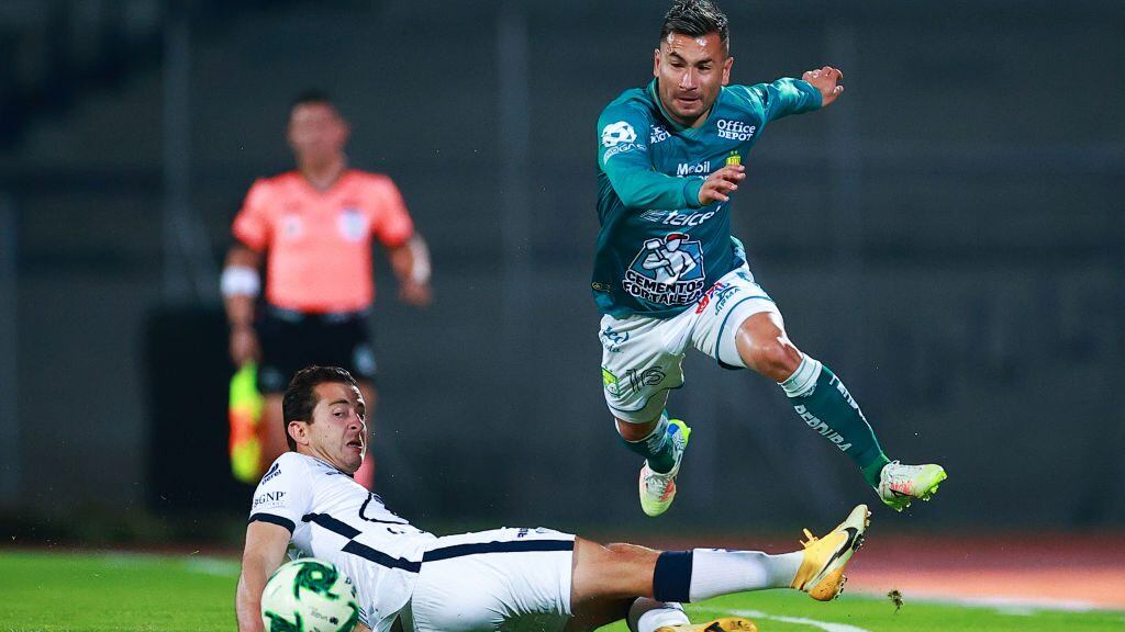MEXICO CITY, MEXICO - DECEMBER 10: Jean Meneses #16 of Leon struggles for the ball against Alan Mozo #2 of Pumas UNAM during the Final first leg match between Pumas UNAM and Leon as part of the Torneo Guard1anes 2020 Liga MX at Olimpico Universitario Stadium on December 10, 2020 in Mexico City, Mexico. (Photo by Hector Vivas/Getty Images)