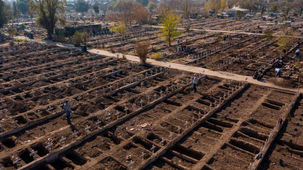 Tumbas en el Cementerio General para víctimas del coronavirus