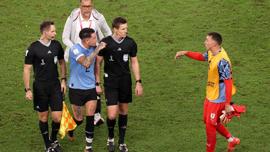 FIFA abre expedientes contra cuatro jugadores de Uruguay por incidentes ante Ghana