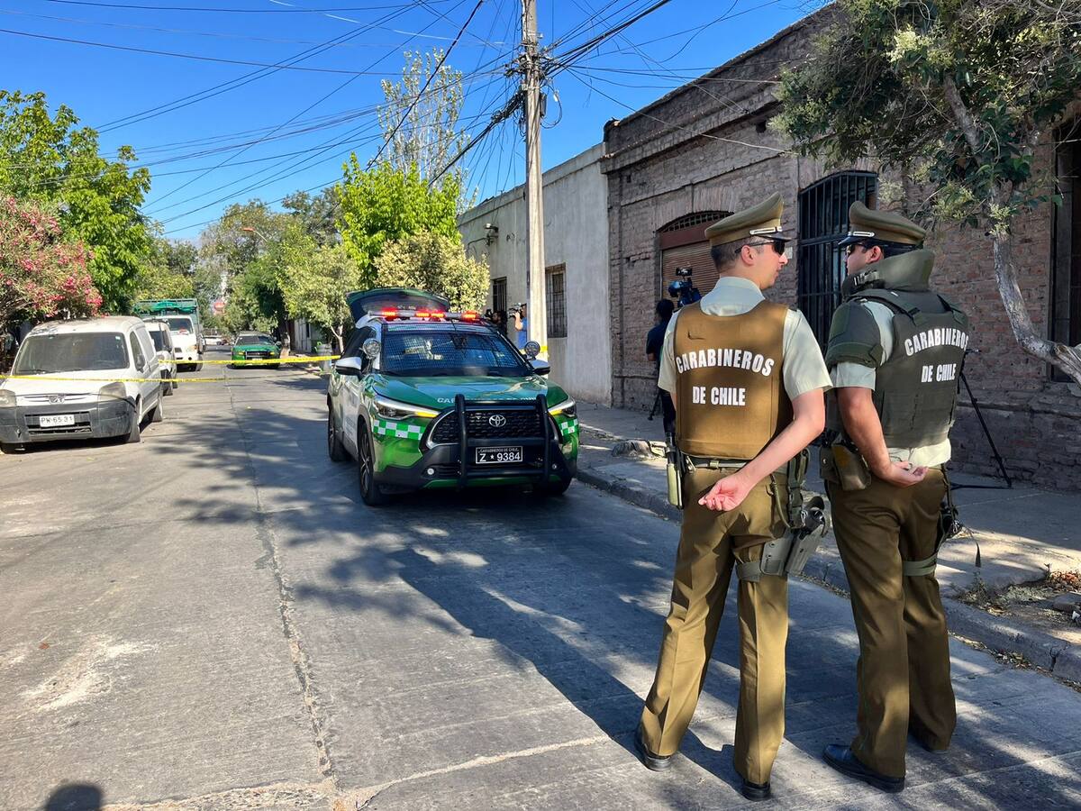 Hombre es baleado en un local comercial en Santiago centro: se encuentra herido de gravedad