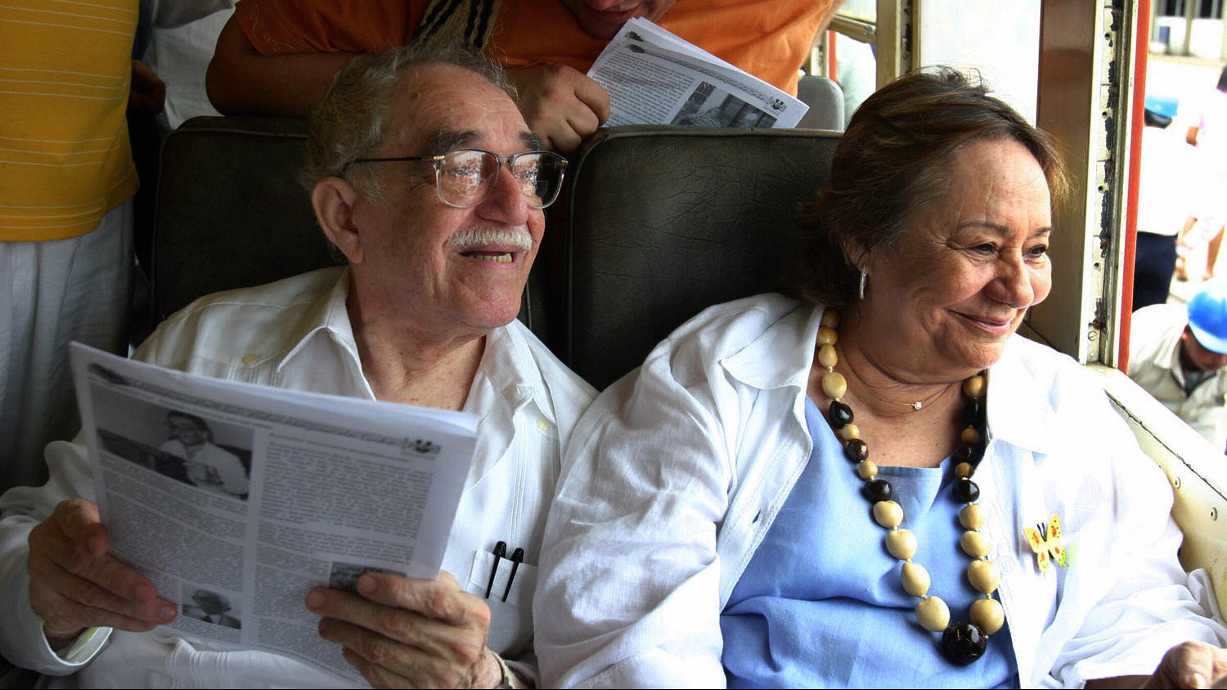 Santa Marta, COLOMBIA: Colombian Nobel Prize for Literature 1982 Gabriel Garcia Marquez (L), sitting in the carriage alongisde his wife Mercedes Barcha, smiles upon arriving at his hometown Aracataca by train 30 May, 2007 in Santa Marta, Colombia. Garcia Marquez didn't visit Aracataca in twenty years.  AFP PHOTO/Alejandra VEGA (Photo credit should read ALEJANDRA VEGA/AFP via Getty Images)