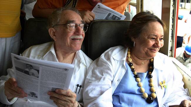 Santa Marta, COLOMBIA: Colombian Nobel Prize for Literature 1982 Gabriel Garcia Marquez (L), sitting in the carriage alongisde his wife Mercedes Barcha, smiles upon arriving at his hometown Aracataca by train 30 May, 2007 in Santa Marta, Colombia. Garcia Marquez didn't visit Aracataca in twenty years. AFP PHOTO/Alejandra VEGA (Photo credit should read ALEJANDRA VEGA/AFP via Getty Images)