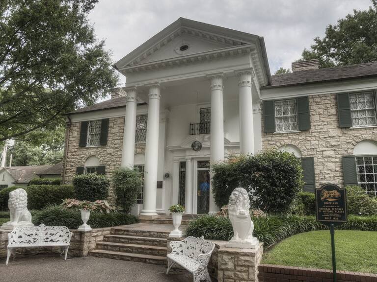 Mansión de Elvis Presley en Graceland fue rayada con mensajes a favor del Black Lives Matter