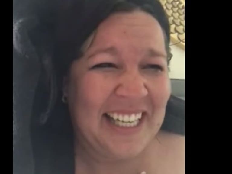 Madre se hace viral por cruzarse desnuda en clase online de su hija y su reacción es lo máximo