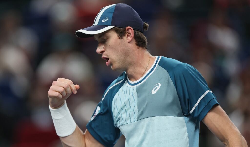 Debut triunfal: Nicolás Jarry gana dura batalla ante Popyrin y avanza en el Masters 1000 de París