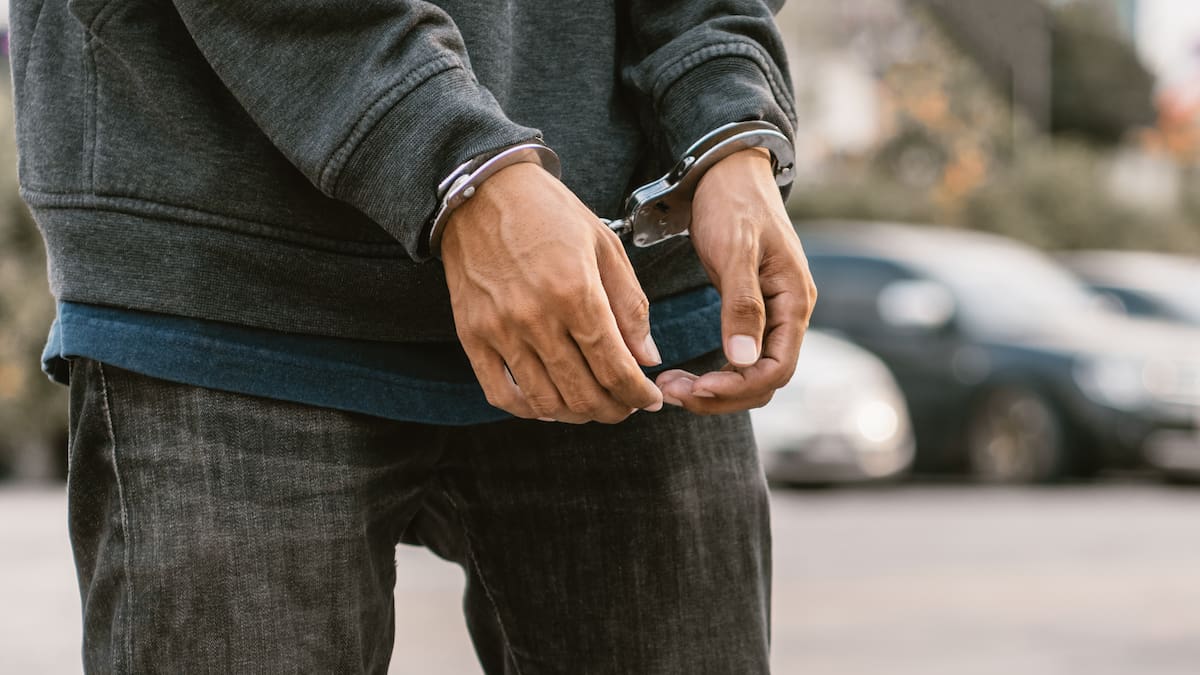 “Los mantenían aislados”: prisión preventiva para padres acusados de abusos reiterados contra sus 9 hijos