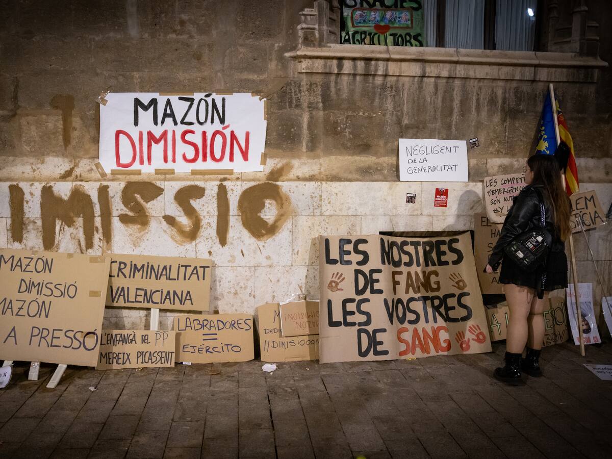 Miles de españoles exigen la dimisión del presidente de la región de Valencia tras la catástrofe por las inundaciones