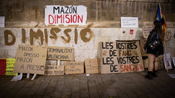 Miles de españoles exigen la dimisión del presidente de la región de Valencia tras la catástrofe por las inundaciones