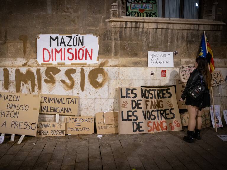 Miles de españoles exigen la dimisión del presidente de la región de Valencia tras la catástrofe por las inundaciones