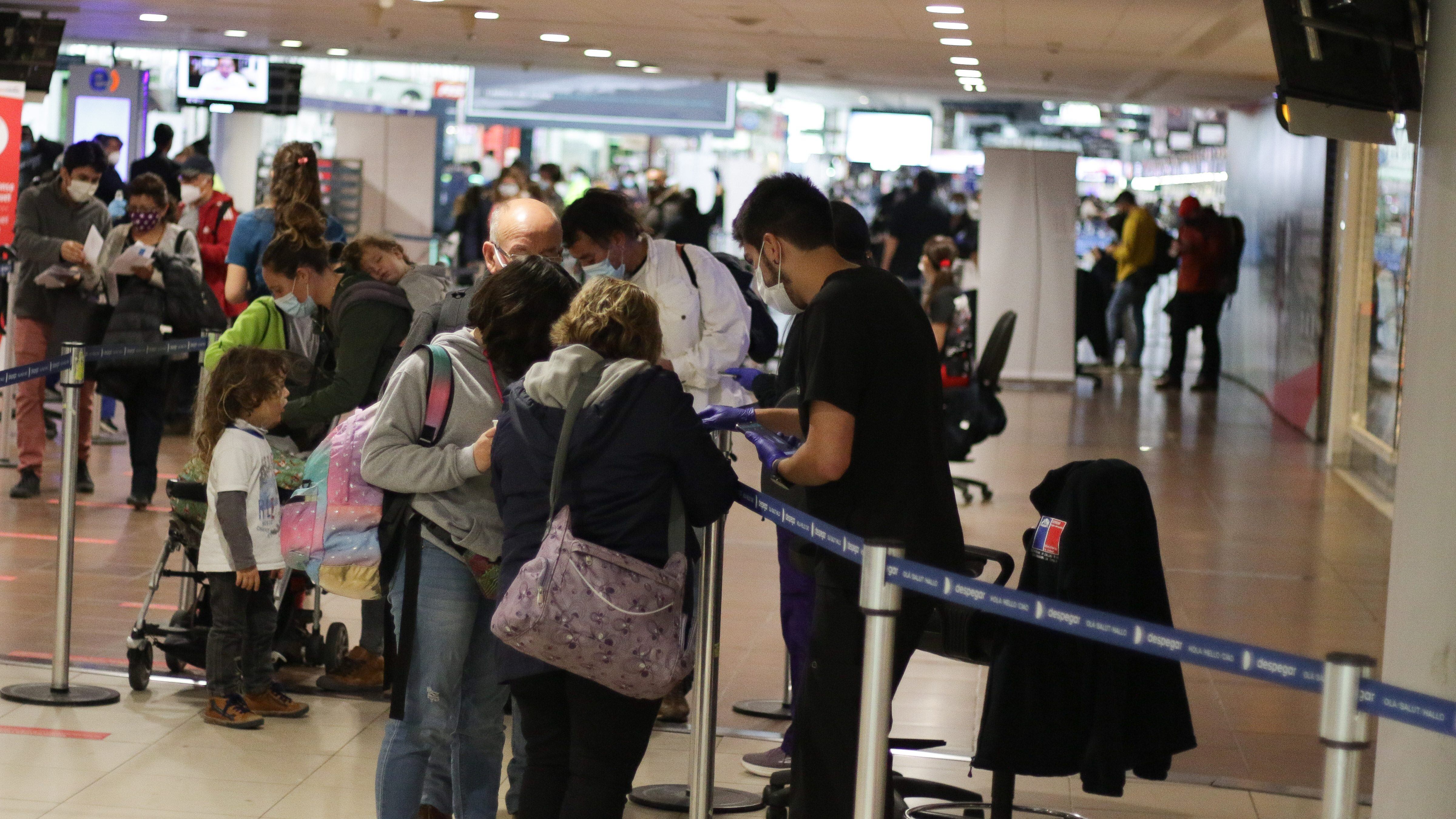 13 de noviembre de 2020/SANTIAGO La ministra de Transportes y Telecomunicaciones, junto al titular de Economía, Fomento y Turismo, detallaron condiciones de nuevo protocolo de apertura de fronteras aéreas, revisan medidas de sanitización de una aeronave e instalaron “Sello IRAM Protocolo Covid-19 Verificado” a un avión JetSmart
FOTO: FRANCISCO CASTILLO/AGENCIAUNO