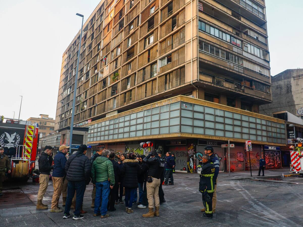 Incertidumbre total en edificio incendiado en Plaza de Armas: podría quedar inhabitable