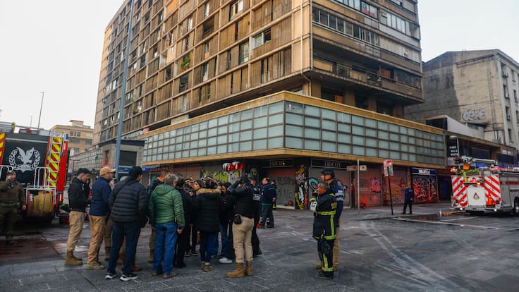 Incertidumbre total en edificio incendiado en Plaza de Armas: podría quedar inhabitable