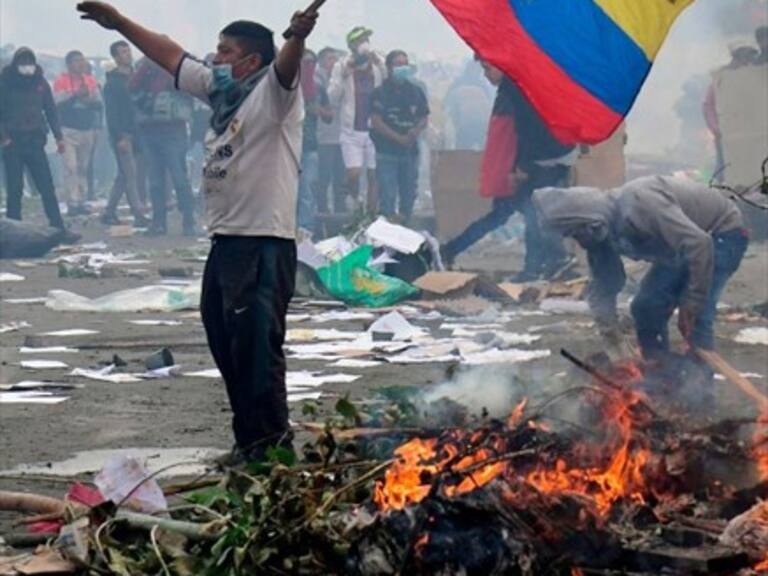 Presidente ecuatoriano estableció toque de queda y militarización en Quito