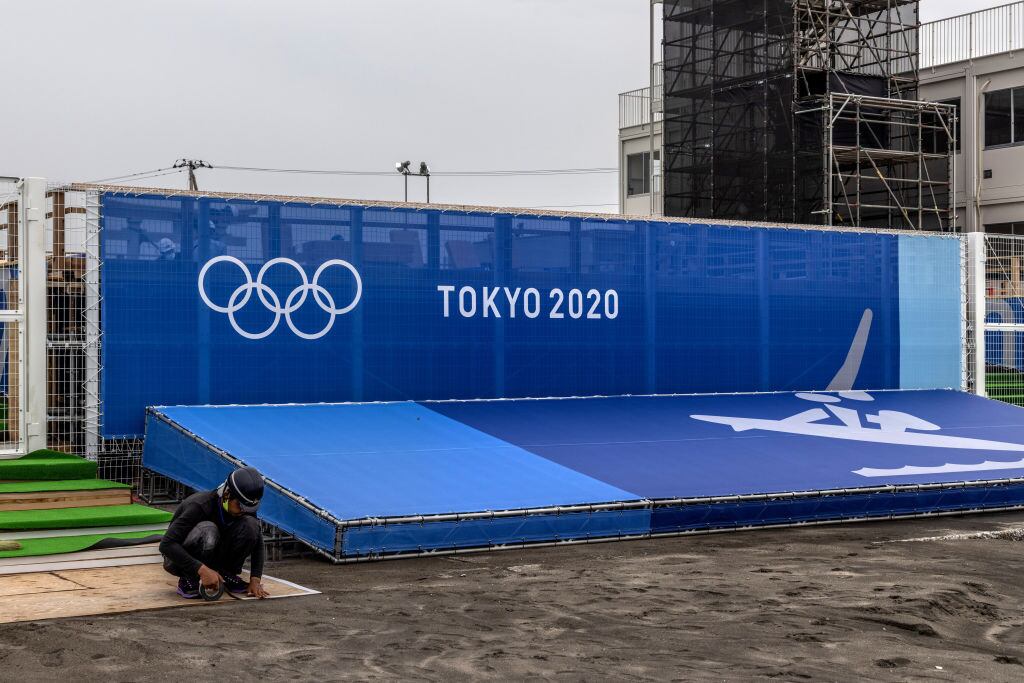 Trabajador prepara un recinto para los JJOO de Tokio 2020