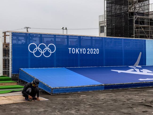 Trabajador prepara un recinto para los JJOO de Tokio 2020