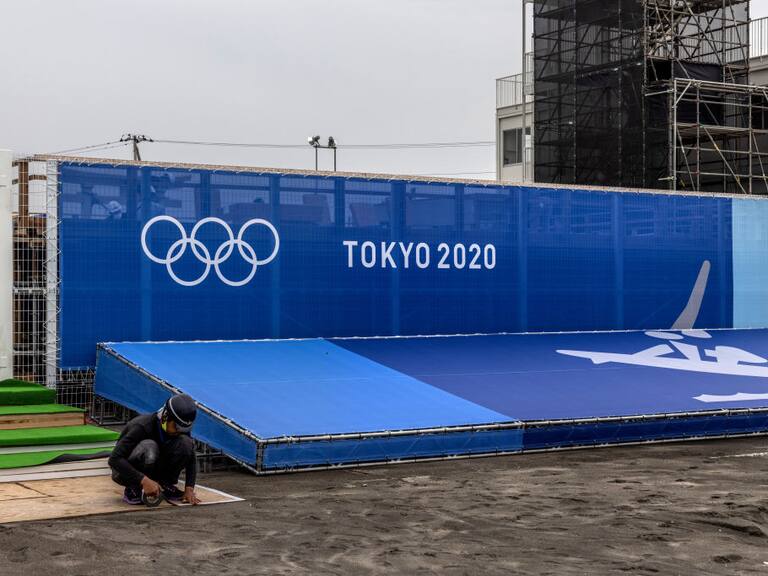 Trabajador prepara un recinto para los JJOO de Tokio 2020