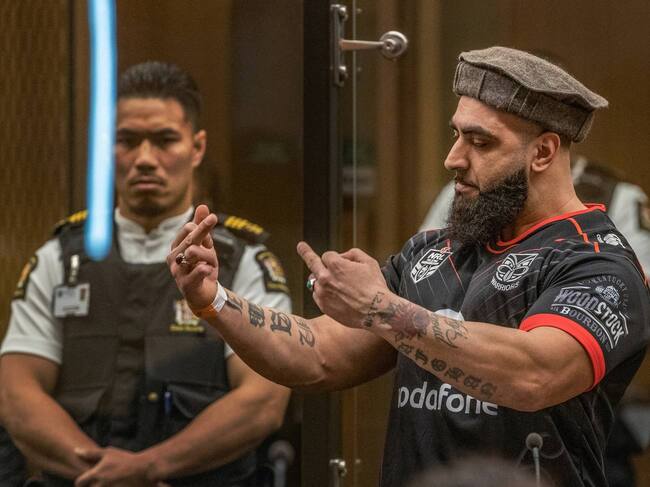 Familiar de una víctima confronta a Tarrant