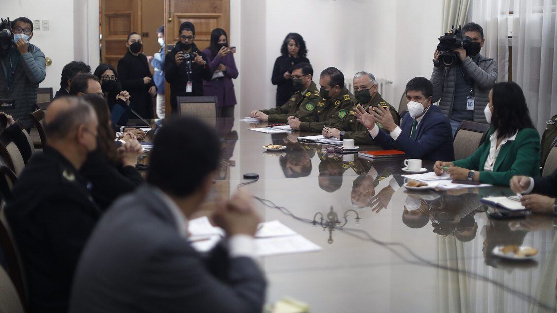 26 de Mayo de 2022 /SANTIAGOLa Ministra del Interior, Izkia Siches junto al Subsecretario del Interior, Manuel Monsalve, la Ministra de Defensa, Maya Fernandez, el Director General de la PDI, Sergio Muoz, el General Subdirector de Carabineros, Esteban Daz, durante una reunion de seguridad por estado de excepcin que se lleva acabo en el Palacio de La Moneda.
FOTO :SILVANA GAJARDO/MINISTERIO DEL INTERIOR VIA AGENCIAUNO