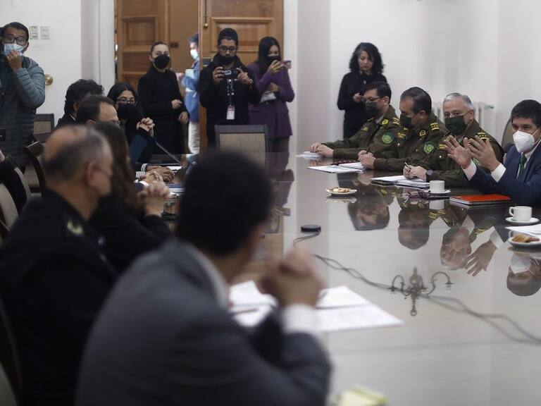 26 de Mayo de 2022 /SANTIAGOLa Ministra del Interior, Izkia Siches junto al Subsecretario del Interior, Manuel Monsalve, la Ministra de Defensa, Maya Fernandez, el Director General de la PDI, Sergio Muoz, el General Subdirector de Carabineros, Esteban Daz, durante una reunion de seguridad por estado de excepcin que se lleva acabo en el Palacio de La Moneda.
FOTO :SILVANA GAJARDO/MINISTERIO DEL INTERIOR VIA AGENCIAUNO