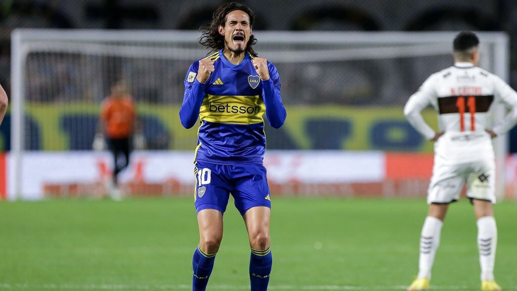 Edinson Cavani festeja su primer gol jugando en Boca Juniors