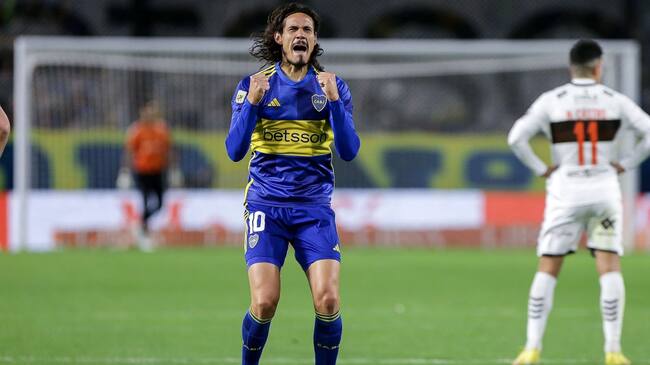 Edinson Cavani festeja su primer gol jugando en Boca Juniors