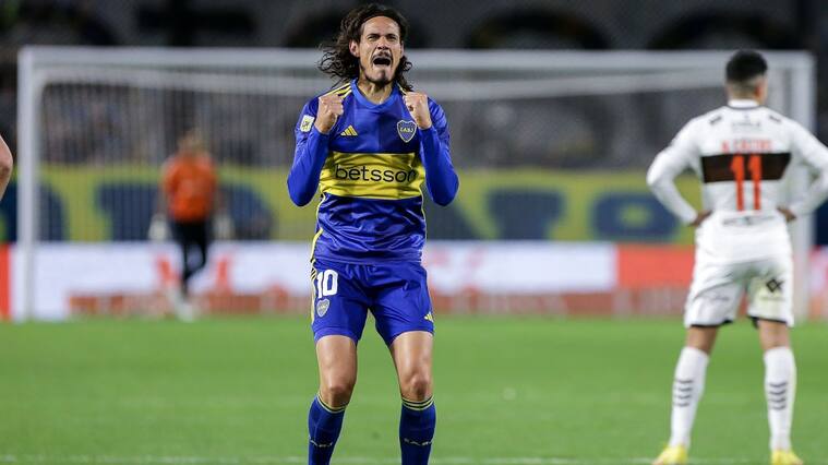 Edinson Cavani festeja su primer gol jugando en Boca Juniors