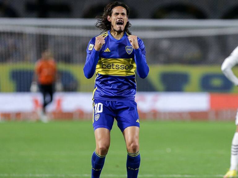 Edinson Cavani festeja su primer gol jugando en Boca Juniors