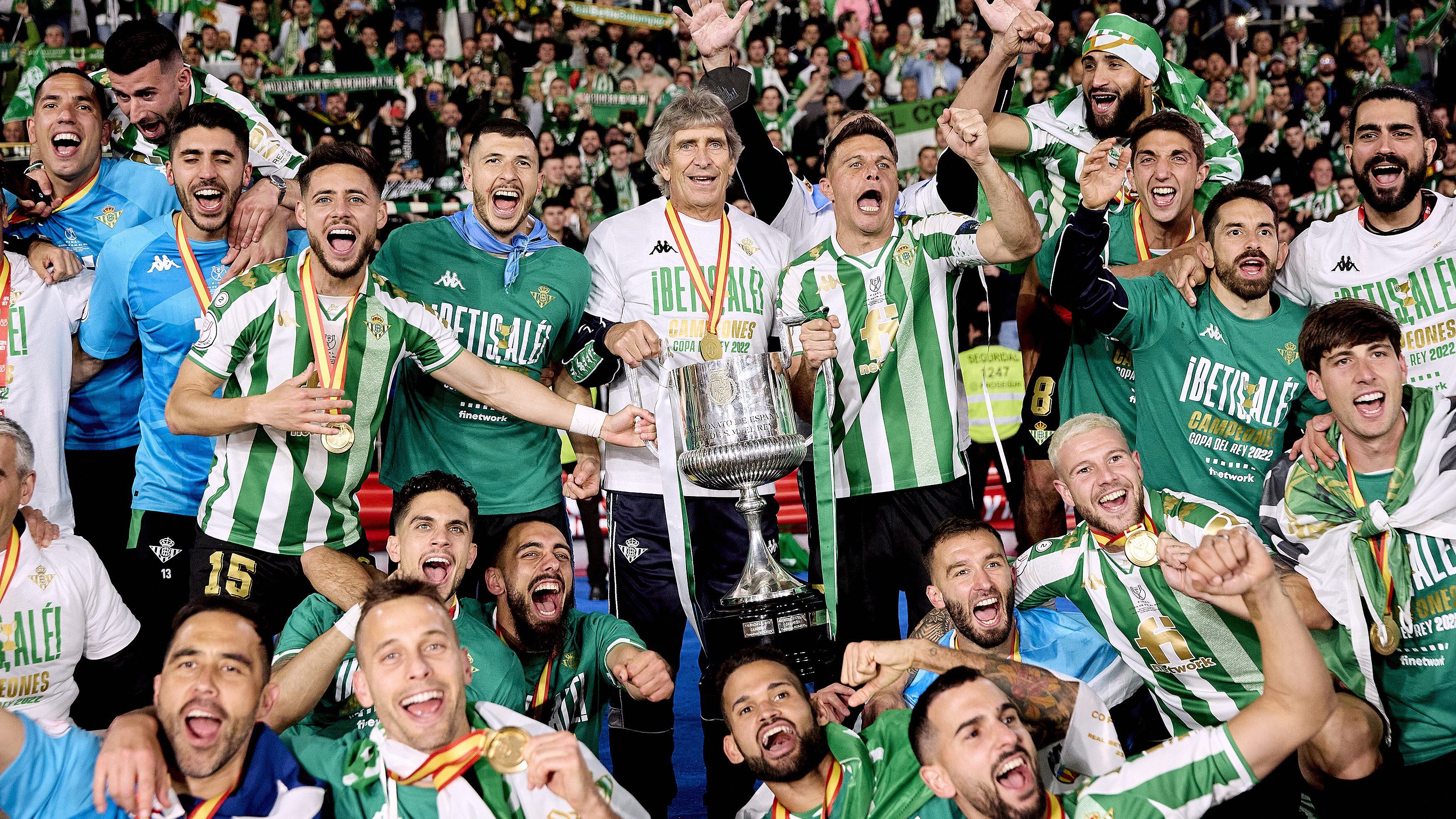 Manuel Pellegrini festeja el título de la Copa del Rey con el Real Betis