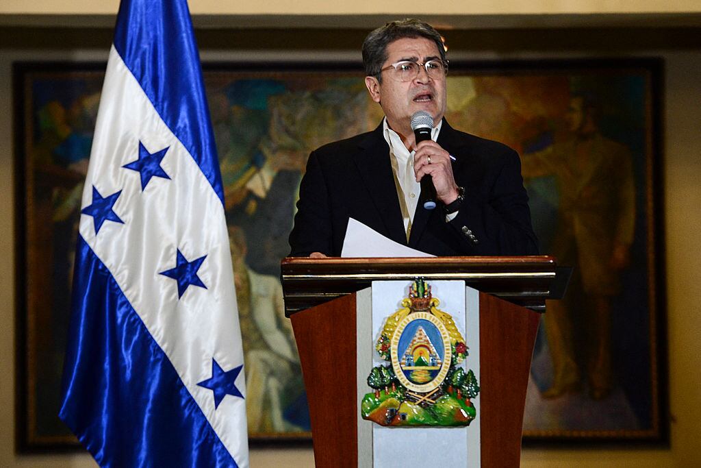 Juan Orlando Hernández dandi un discurso en su época como presidente